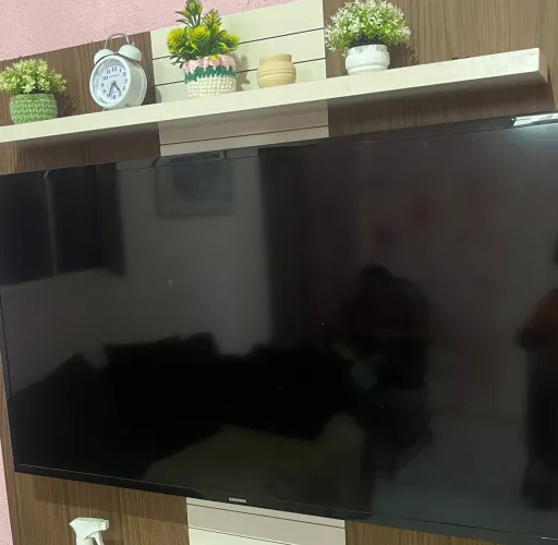 TV de 43 polegadas semi nova com 5 meses de uso