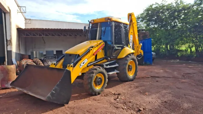 Retroescavadeira jcb 3c ano 2012