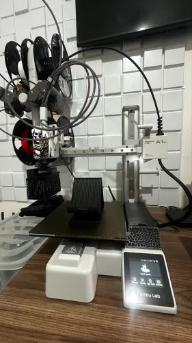 impressora 3D Bambu lab a1 mini + AMS 270 horas de uso. Muito nova! 