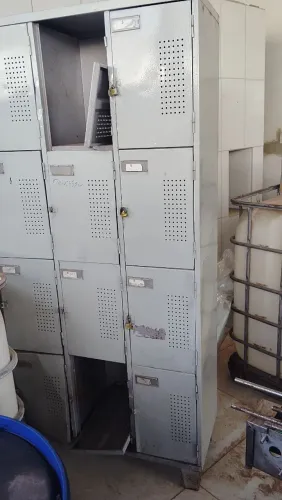 Armário de 8 e 12 portas passo os dois por 500,manutenções em duas portas e alguns detalhe