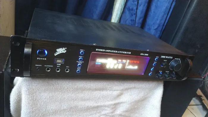 Amplificador de som Studio Zpa 2000 tocando