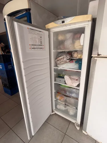Vários itens à venda, preço em cada um deles