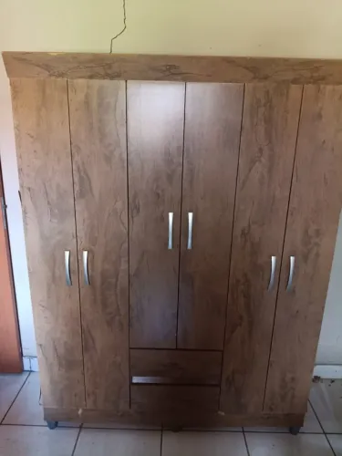 GUARDA ROUPA DE CASAL E RACK EM MDF - NÃO ENTREGAMOS - RETIRAR NO LOCAL - R$ 300,00 NO PIX