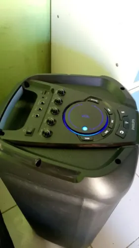 Estou vendendo uma caixa de som Philips 1.300W som em ótimo estado único dono
