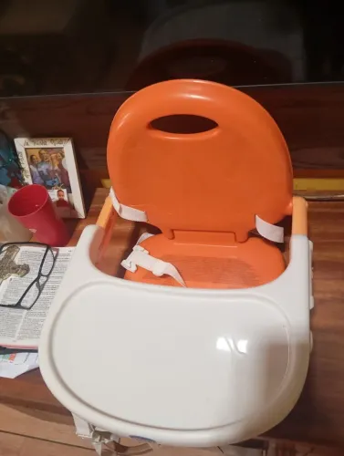 Vende-se duas cadeiras de alimentação infantil, novinhas nunca foram usadas.