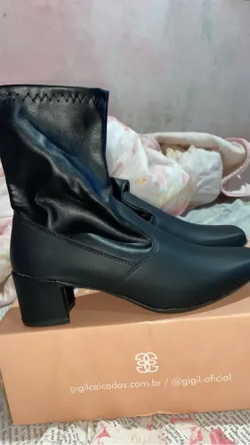 Vendo Bota nova na caixa, Tamanho 38 valor: R$ 70 reais