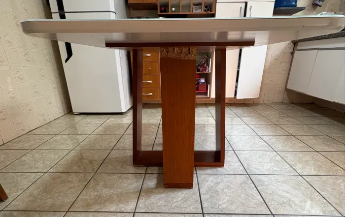 Mesa de Jantar com Tampo de Vidro Branco e Base de Madeira