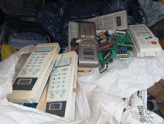 Vendo lote de placas e painel pra microondas tem entre 60 unidades