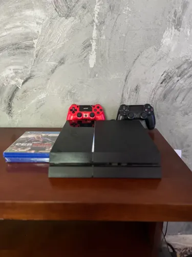 PS4(500gb) 2 manete e 4 jogos