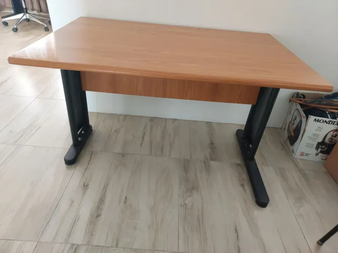 Mesa de escritório madeira MDF, com estrutura em aço 