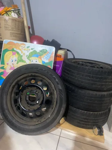 Vendo 4 rodas de ferro Ford aro 15, furação 4x108, com pneus.