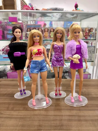 Lote 4 Barbies + 2 bonecas de brinde