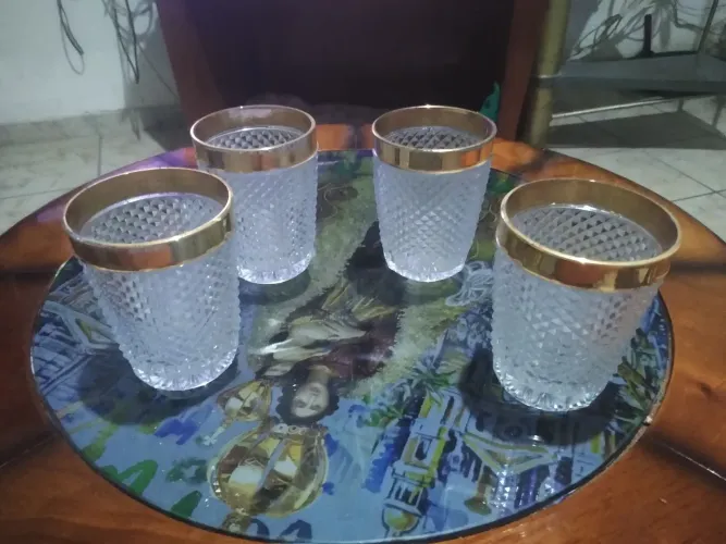 Copos de cristal borda dourada