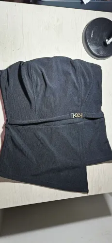 Top Tomara Que Caia Assimétrico Dress 7 Preto com Fivela Dourada