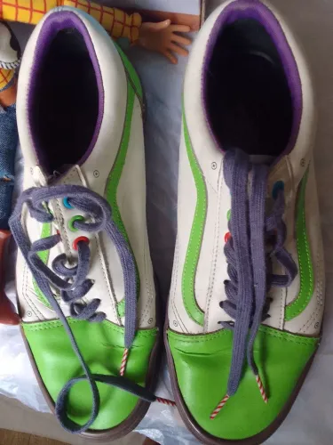 Tênis vans toy story e boneco Woody