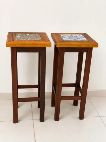 Par de Banquetas Altas Rústicas - Madeira de Demolição e Azulejo Vintage