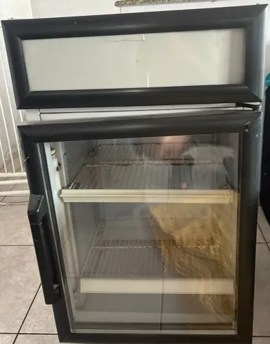 Frigobar 220V R$400,00 pra ir embora.!