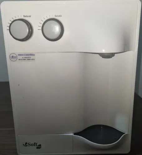 Purificador Everest Plus, modelo de bancada ou parede em plástico branco.
