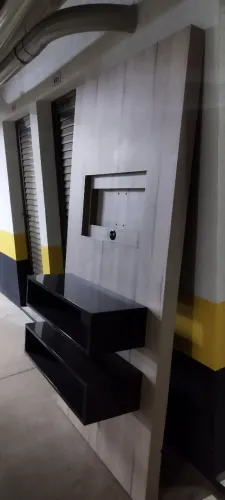Painel para TV com nichos, MDF de alta qualidade e nichos laqueados. Pouco uso.
