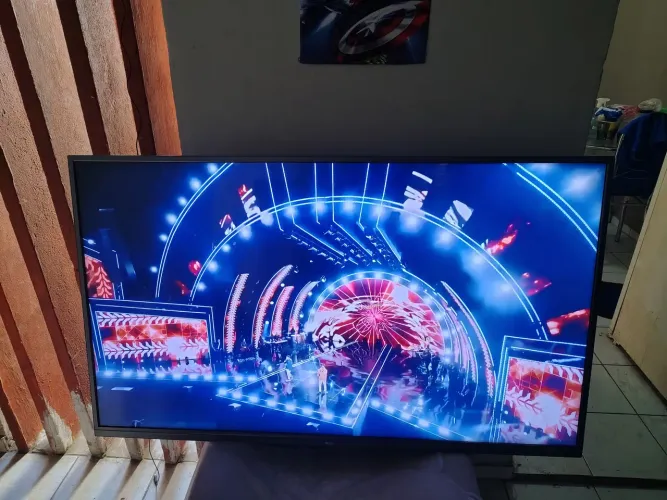 Tv 32 smart funcionando perfeitamente sem manchas listras etc aí controle