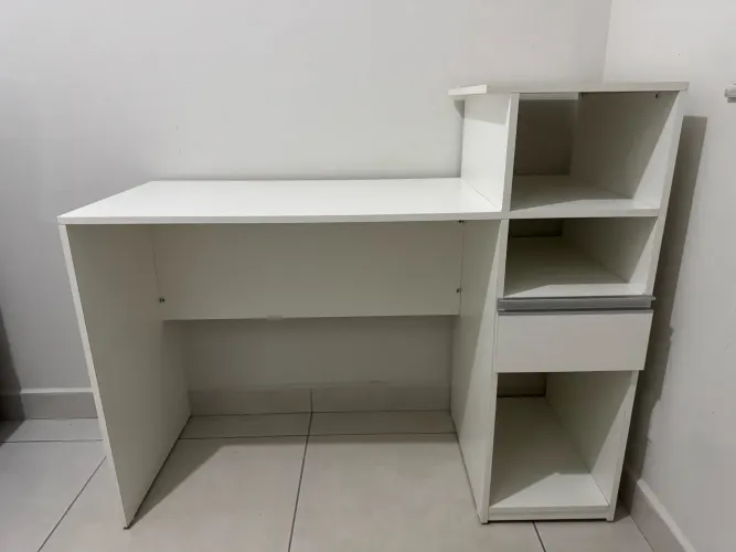 Mesa de escritório/estudos, cor branca com gaveta