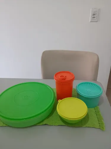 4 Tupperware diversos tamanhos 85,00