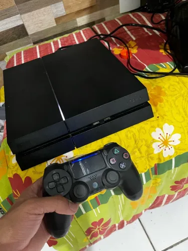 PS4 COMPLETO COM DOIS CONTROLES E JOGOS JÁ INCLUSO VEM NELE ?