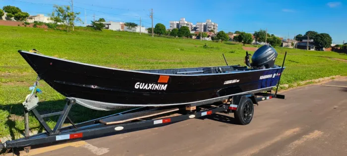 Vendo barco em ótimo estado completo com carretinha 