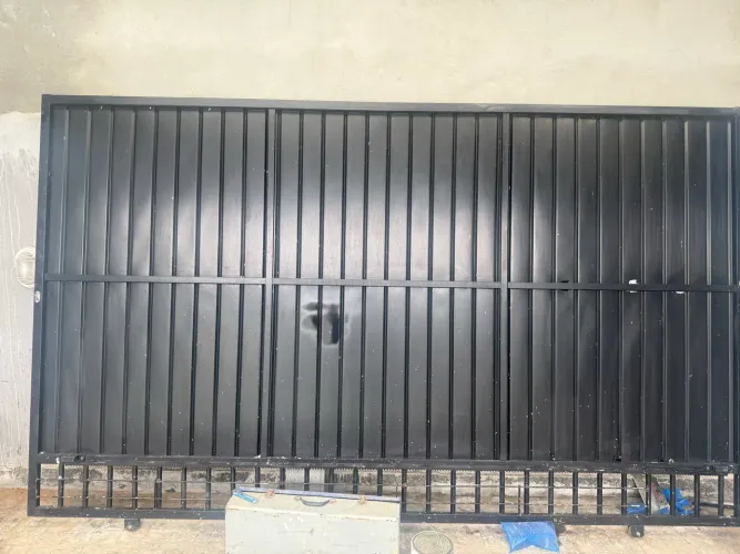 Portão galvanizado com pintura a pó e motor