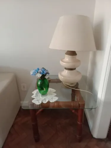2 Abajures com mesa de vidro usados.