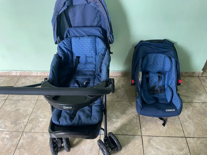 Carrinho de bebê e bebê conforto