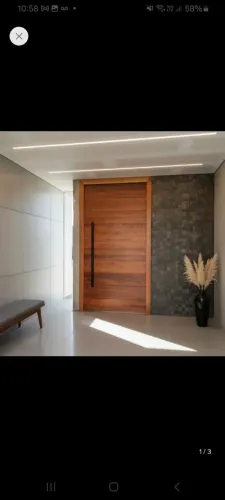 Porta pivotante completa e instalada