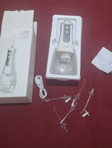 Irrigador oral portátil para limpeza bucal bivolt