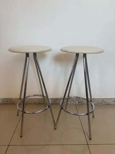 Par de banquetas Tok & Stok Cromadas - Assento Branco - Excelente estado de conservação
