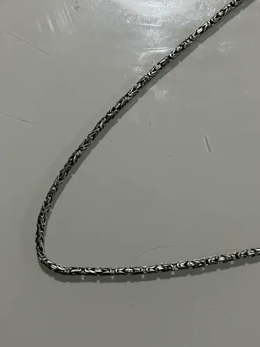 Cordão de prata com leve defeito 