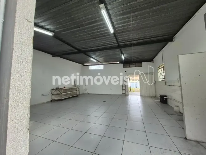 Galpão para aluguel no Alto dos Pinheiros, BH/MG, com 3 vagas de garagem.