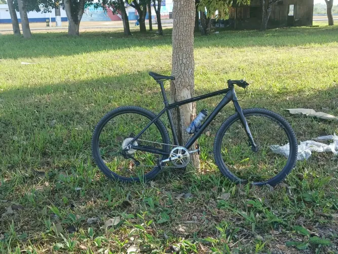 Bicicleta aro 29 c/ k7 e freio hidráulico