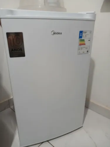 Vendo esse frigobar Midea novo