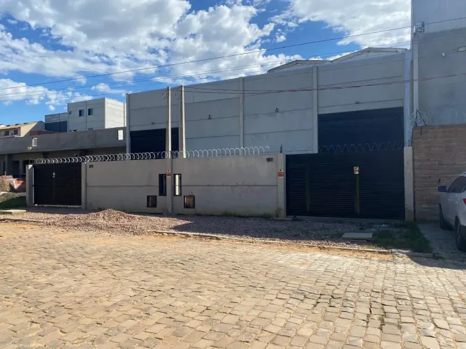 Galpão/Depósito/Armazém para aluguel tem 250 metros quadrados