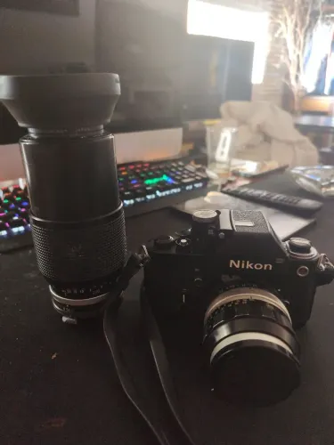 Camera Nikon F2 profissional com duas lentes