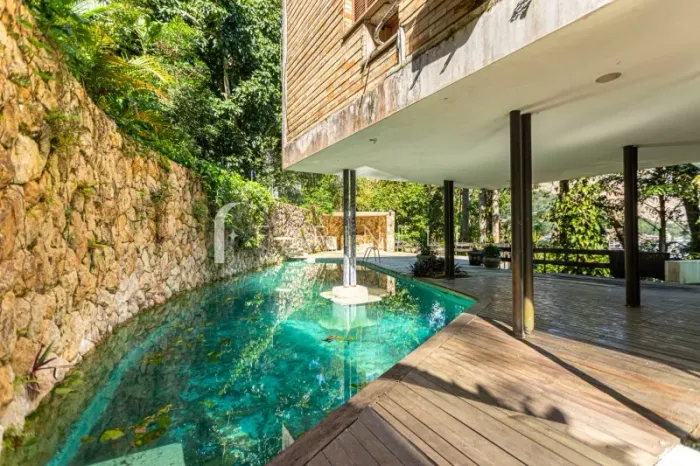 Casa na Gávea em condomínio fechado aos pés do Maciço da Tijuca.