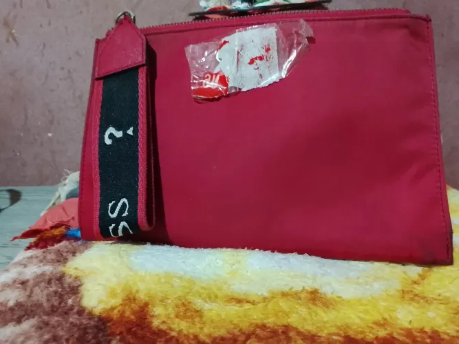 Bolsinha da GUESS tipo porta documentos na côr Pink com alça de segurança
