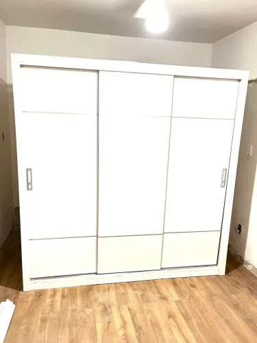 Guarda-Roupas Casal Branco 3 Portas de Correr e 4 Gavetas