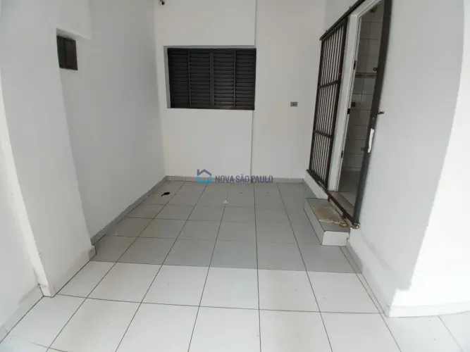 Casa térrea à venda na Vila das Mercês com 3 quartos e 1 vaga de garagem.