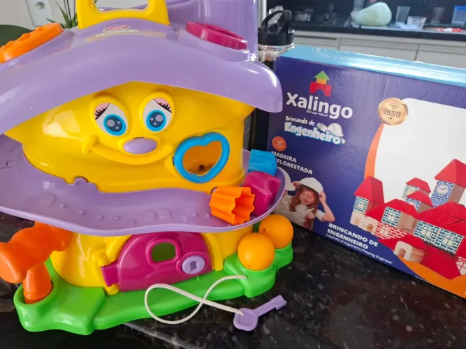 Brinquedo infantil e quebra cabeça de madeira