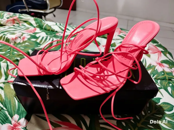 ? Sandália Salto Fino Rosa Neon Amarração