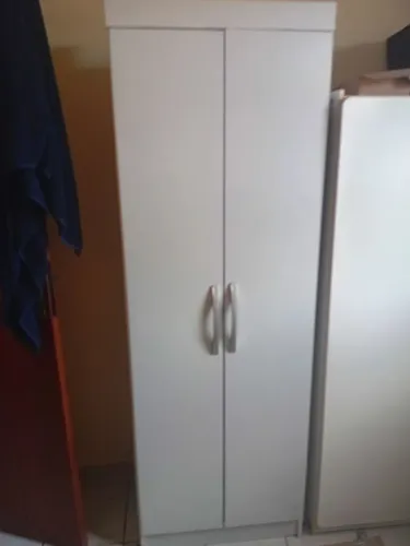 PEQUENO ARMARIO EM MDF BRANCO.