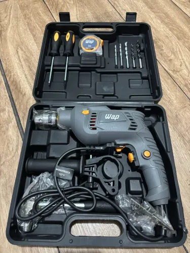 Furadeira de impacto Wap, 127V 700W dê potencia, acompanha acessórios na mala.