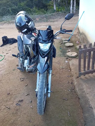 Vendo uma linda moto crosser.