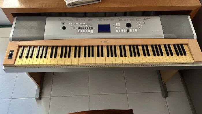 Piano elétrico Yamaha Portable Grand DGX-620